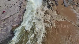 Yellow River's largest waterfall displays rare 'half-clear, half-turbid' phenomenon