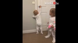 Mom records hilarious chatter between her adorable twin girls
