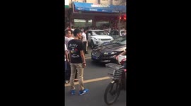 Range Rover smashes Jaguar for 'blocking the road'