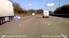 Lorry 'sideswipes' Mercedes in dramatic dashcam video