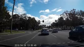 Driver creates his 'own lane' on road in Gold Coast