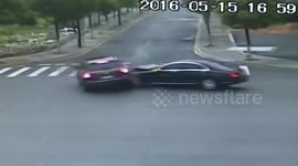 宁波两辆豪车不看交通标志“撞头” 损失就要半辆车