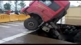 Lorry falls into sinkhole in China