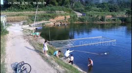 Brave 70-year-old and fisherman rescue 3 children from drowning in pond in China