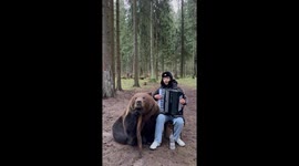 Bear enjoys accordion performance in Moscow
