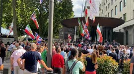 Tommy Robinson arrest: Handful of far-right protesters chant “Free Tommy Now” and “Christ is King” outside New Scotland Yard