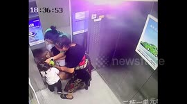 Smart parents free toddler's hand from elevator with cooking oil in China