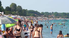 Tourists Flock to Greece en Masse as Greek Tourism Sets Record-Breaking Year