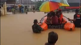 Massive floods as high as an adult's chest hit hundreds of houses in Indonesia, hundreds of families and children trapped in the flood were evacuated