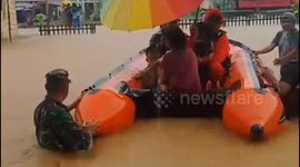 Massive floods as high as an adult's chest hit hundreds of houses in Indonesia, hundreds of families and children trapped in the flood were evacuated