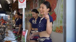 Thai curry stall uses dancing models to serve food