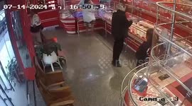 Brave gold shop owner foils armed robbery attempt in Thailand