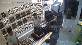 Armed robbers open fire at jewellery shop in Mumbai, India