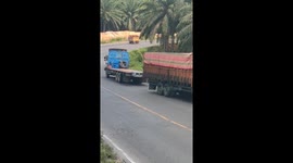 the moment when a large truck saved a truck stuck on an uphill road in Indonesia, by pushing it backwards