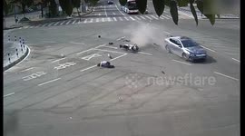 Scooter rider survives after running red light and colliding with car in China