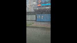 Guy sits on pickup truck roof to make next-level windscreen wiper
