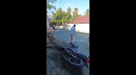 The moment a policeman who was driving his vehicle woke up shocked when he was hit by a fire engine in Indonesia