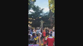 Venezuelans Topple Chavez Statue