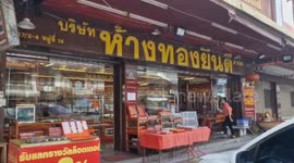 Aggressive rat snake terrifies staff at gold shop
