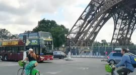 Chinese electric buses serve Paris sightseeing route