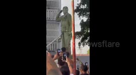 Venezuela: Protesters topple statue of Hugo Chavez