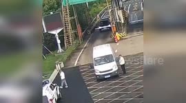 China: 33 People Crammed into a 6-Seater Car in China Shock Police
