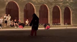 Extreme fire pot performance amazes crowds in China