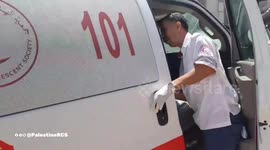 Gaza: Palestinian Red Crescent crews transport a martyr and 6 injured people