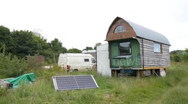 Off-grid community couple 'wouldn't live any other way'