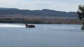 USA: Planes Scoop Water from Chatfield Reservoir to Combat Quarry Fire