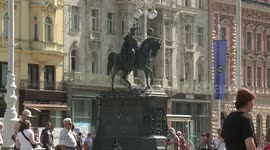 Locals, tourists in Zagreb hail Croatian-Chinese joint police patrol