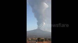 Mount Etna spews huge smoke, disrupting flights at Catania airport