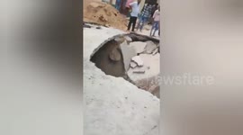 India: A road built 1 year ago in Saharanpur ,Uttarpradesh collapsed,5 people fell into injured