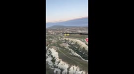 Hot air balloons collide in Cappadocia, Türkiye