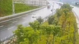Vehicles narrowly avoid landslide on Chinese expressway