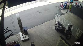 Worker dives into road to catch trolley rolling towards cars