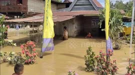 flash floods reach villages in indonesia reaching 2 meters, hundreds of rice fields are inflooded