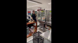 Hilarious & messy coffee disaster at work shows why cups are essential