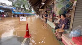 Market flooded amid heavy rain in northern Thailand