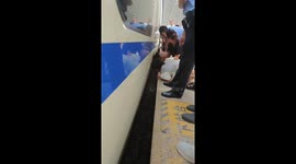 Child rescued from gap between train and platform in China