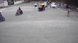 Brave cop jumps onto suspect's motorcycle to make arrest at junction