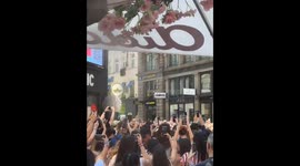 Taylor Swift flash mob with hundreds of fans at Stephansplatz