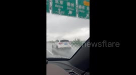 China: Despite one of the windshield wipers being broken, a car continued to drive through a heavy rainstorm