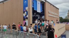 Paris Olympics 2024: long queue to buy olympics souvenirs. Champs-Elysées, France. 9 aug 2024.