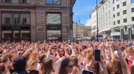 Austria: Taylor Swift Fans Join Sing Alongs On Vienna Streets After Concert Cancellation 3