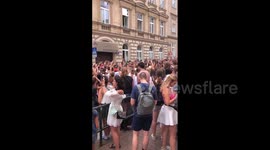 Austria: Taylor Swift Fans Join Sing Alongs On Vienna Streets After Concert Cancellation 2