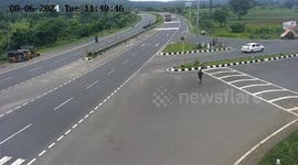 Bus narrowly avoids collision with truck at junction in India