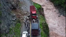 China: A large boulder to fall onto the road and block the passage of vehicles
