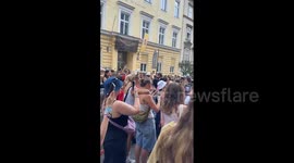 Austria: Taylor Swift Fans Join Sing Alongs On Vienna Streets After Concert Cancellation 4