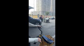 Kind driver stops to help pensioner whose tuktuk overturned